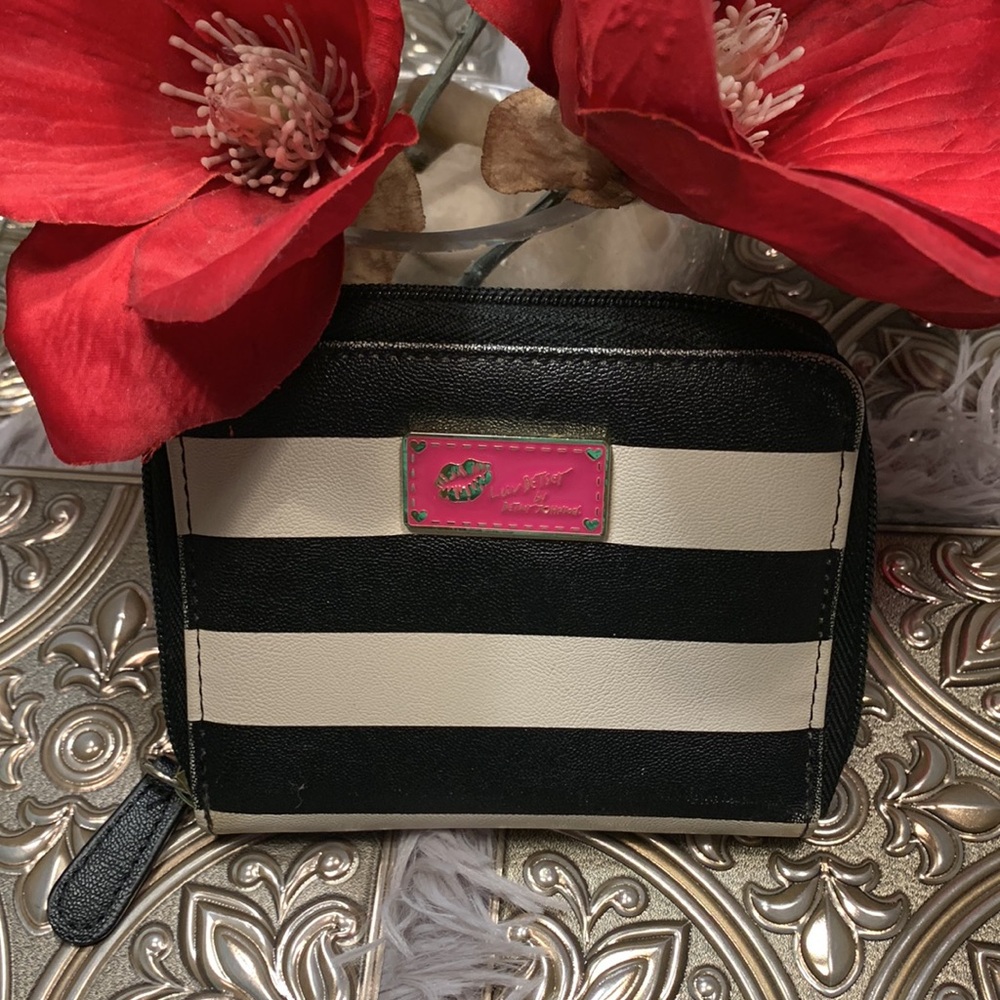 🌹 Vintage • Betsey Johnson “Luv Betsey”Stylish Black & White Striped Zip Wallet